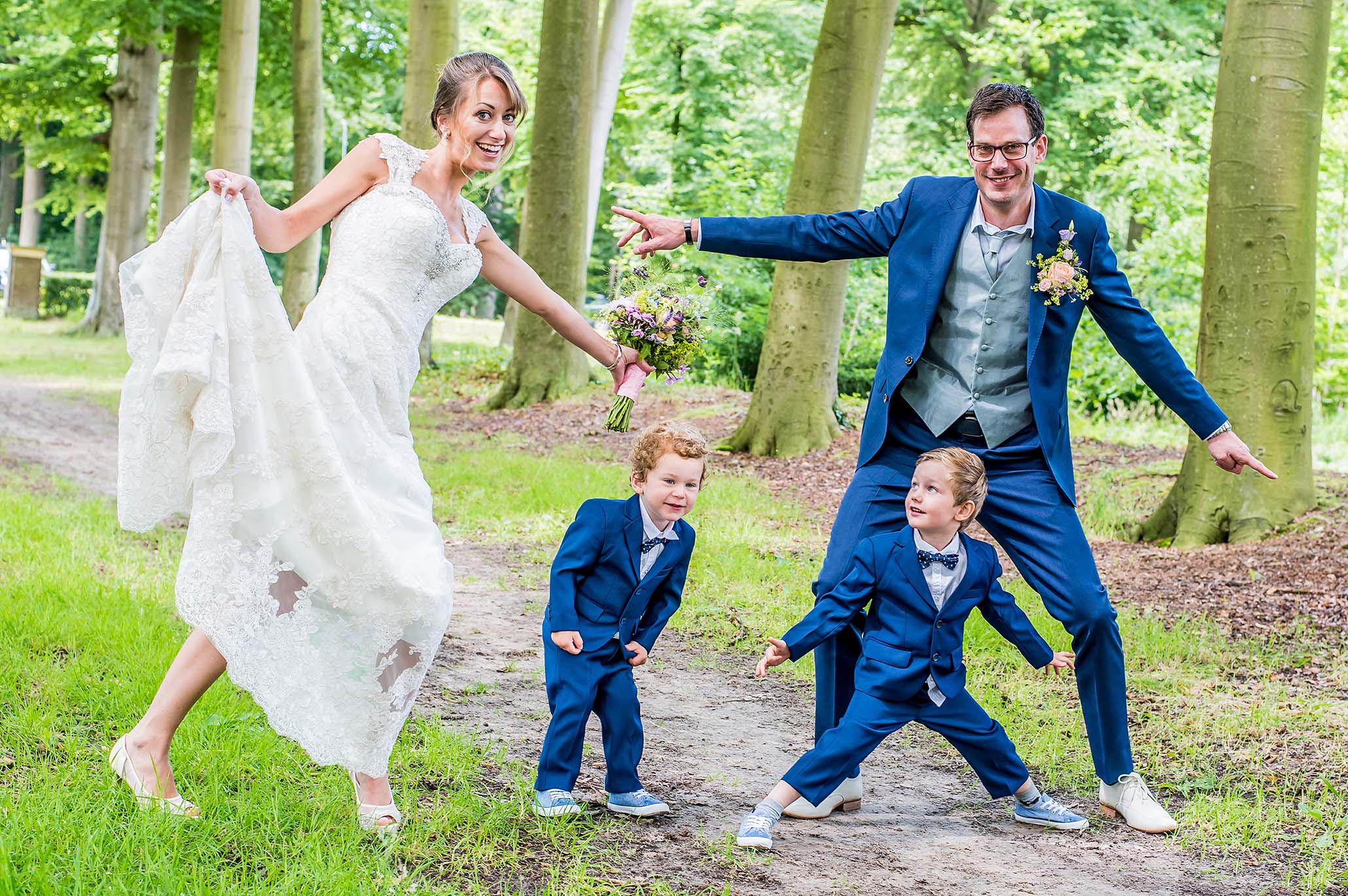 Bruidsfotografie foto van mooi bruidspaar met twee kinderen in het bos