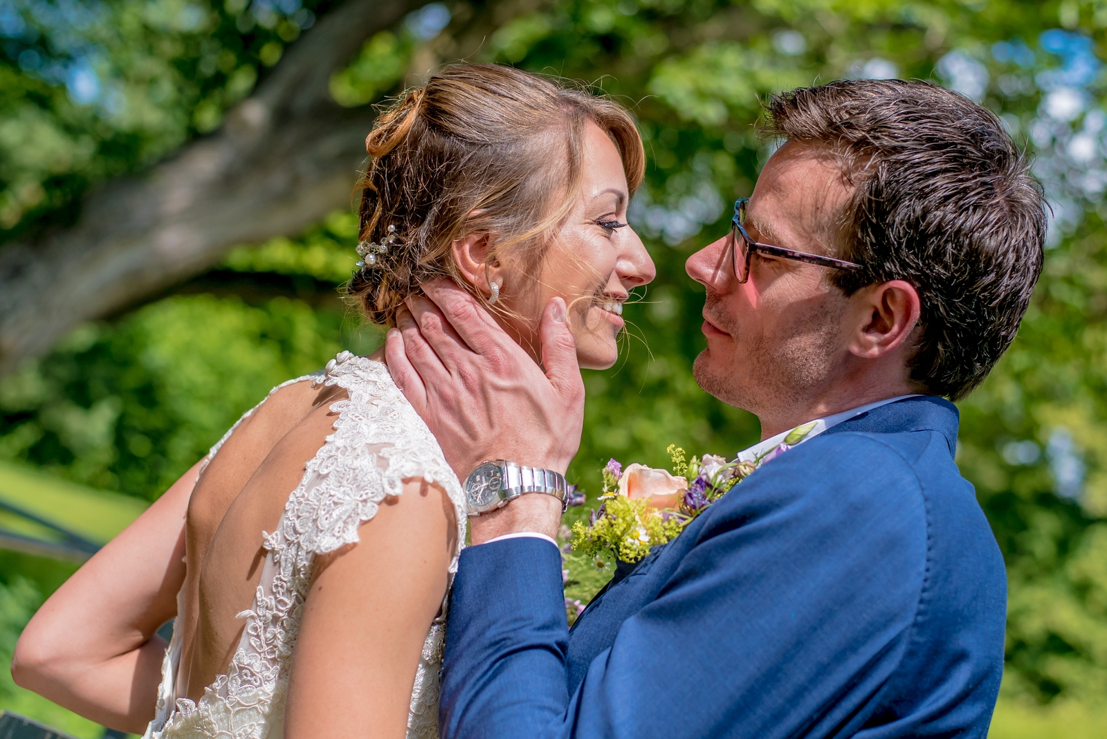 Knap bruidspaar kijkt elkaar verliefd in de ogen in de heerlijke zon