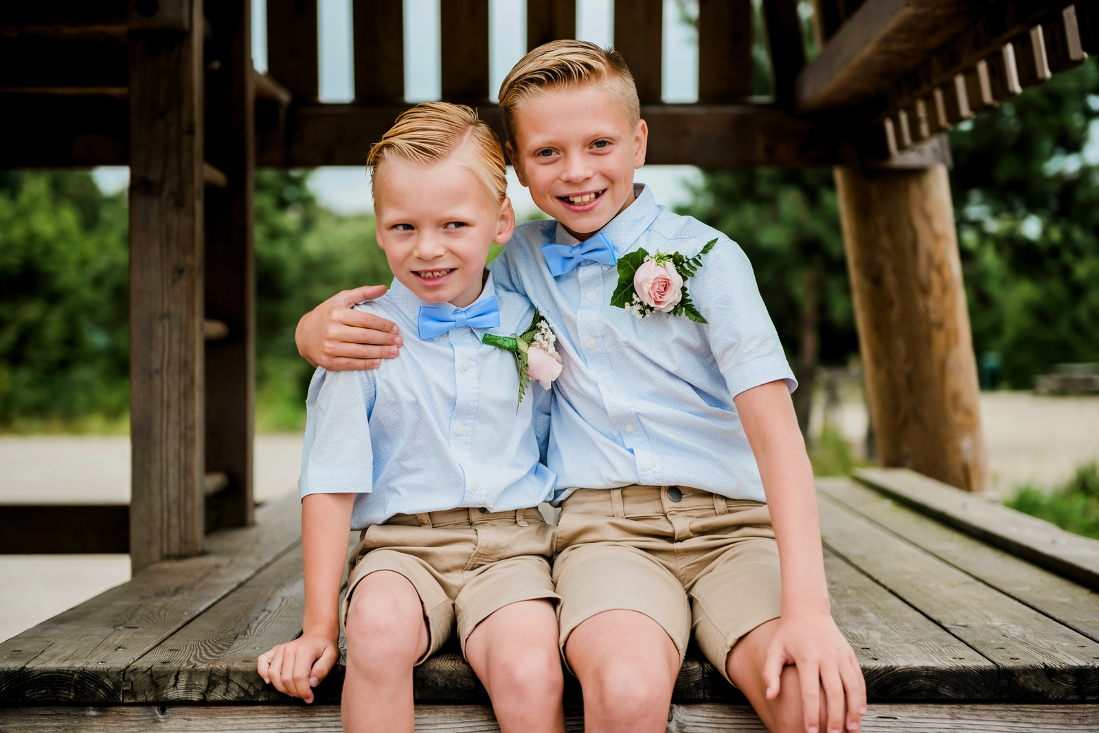 Twee jongetjes zitten op een houten speeltoestel in Harderwijk