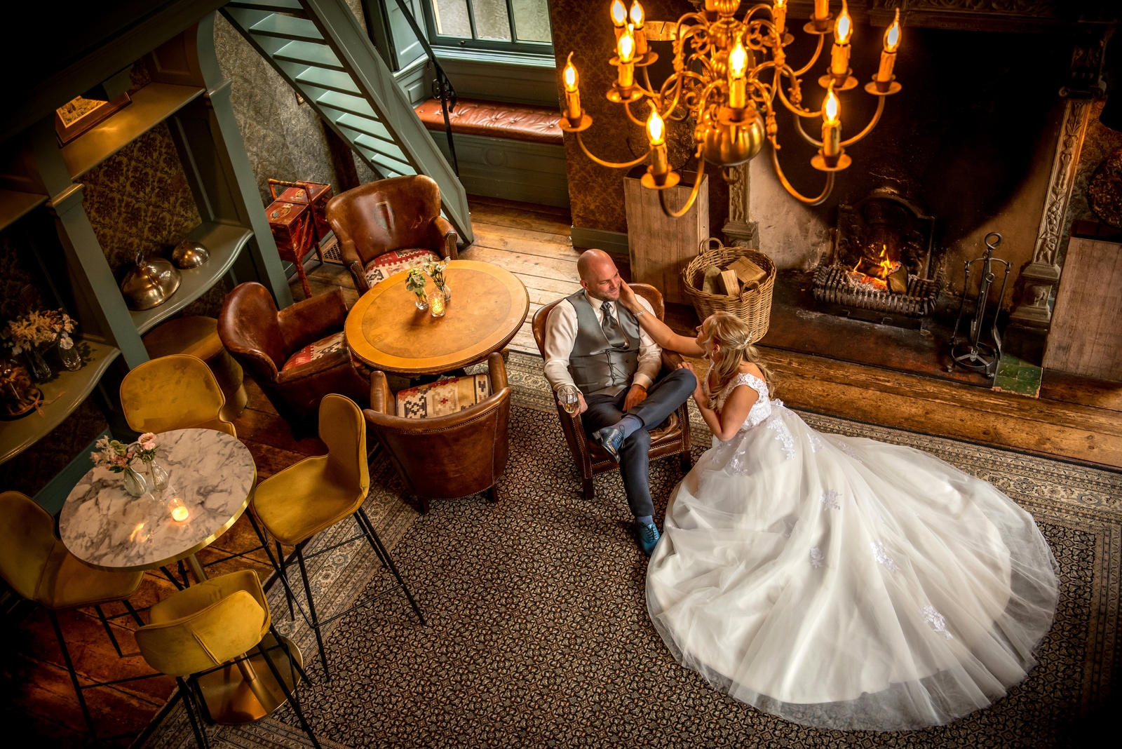 Bruidspaar zit in de bibliotheek van trouwlocatie Kasteel Wijenburg in Echteld te genieten van een heerlijk glas whiskey