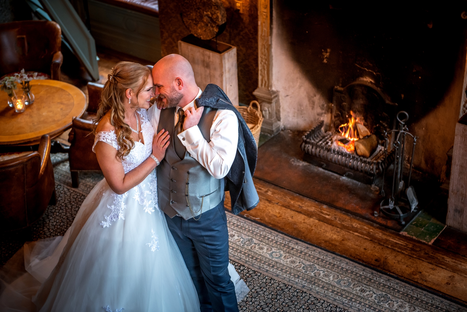 Verliefd bruidspaar kijkt elkaar aan in de bibliotheek van Kasteel Wijenburg in Echteld
