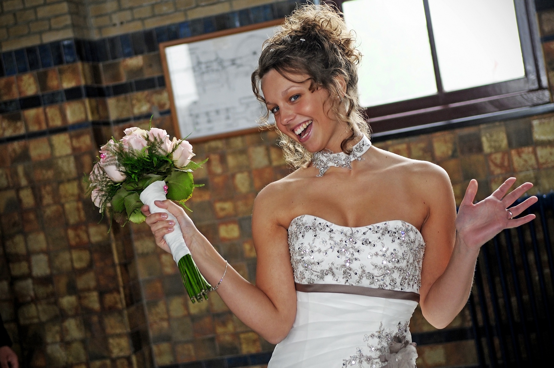 bruid met boeket in hand heeft plezier gefotografeerd door trouwfotograaf in Hengelo