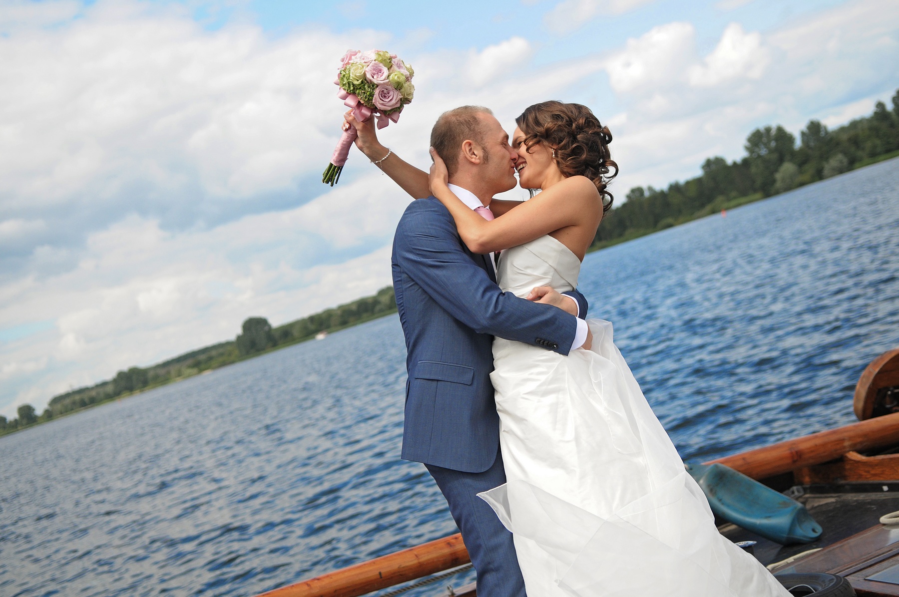 mooi bruidspaar in een bootje aan het water gefotografeerd door trouwfotograaf in Hengelo