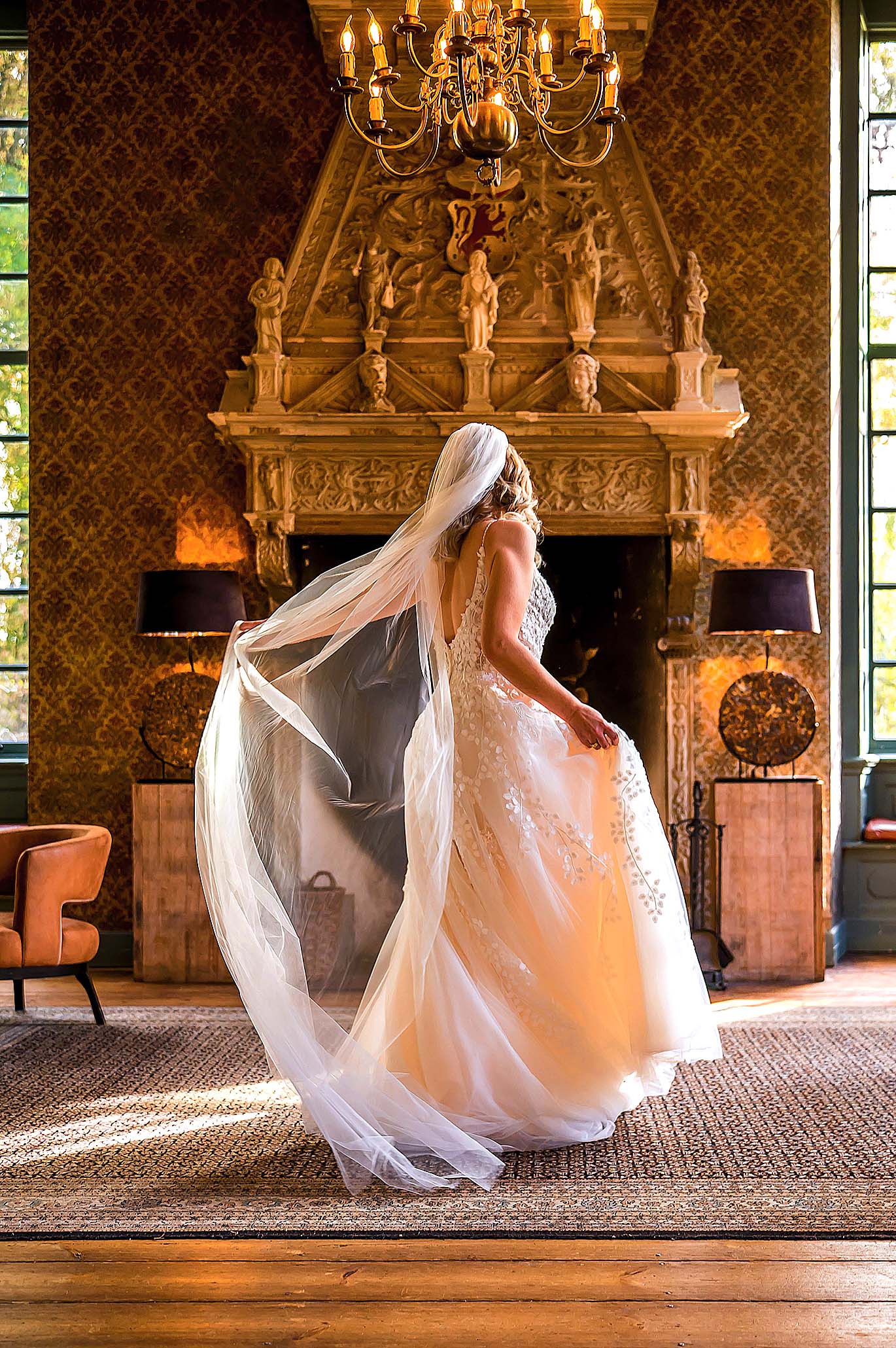 Bruid in mooie witte jurk met lange witte sluier maakt een dans voor trouwfotografie